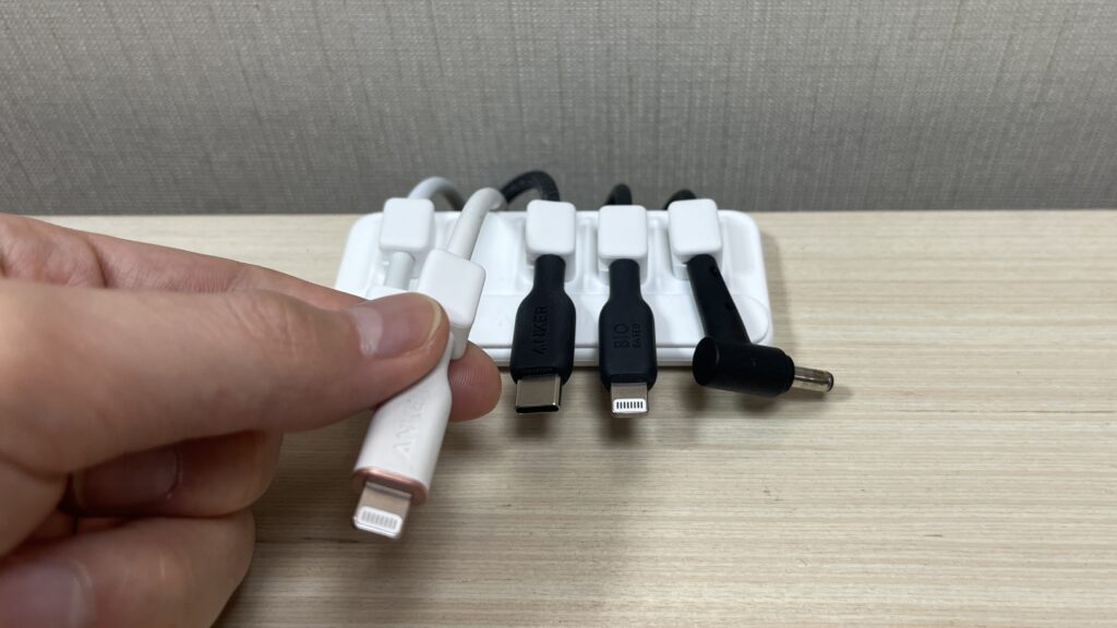 Anker Magnetic Cable Holderから取り出す画像