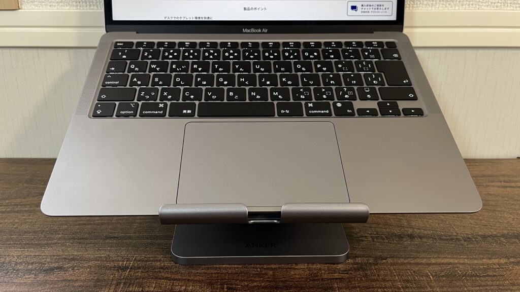 Anker 551 USB-C ハブ (8-in-1, Tablet Stand)にMacBook Airを設置した画像
を