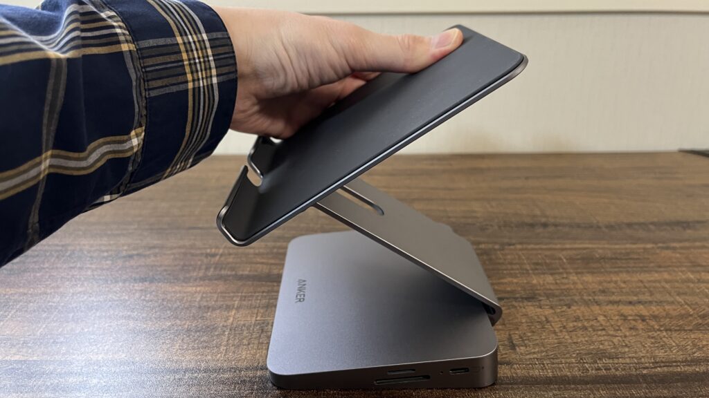 Anker 551 USB-C ハブ (8-in-1, Tablet Stand)の折りたたみ画像2