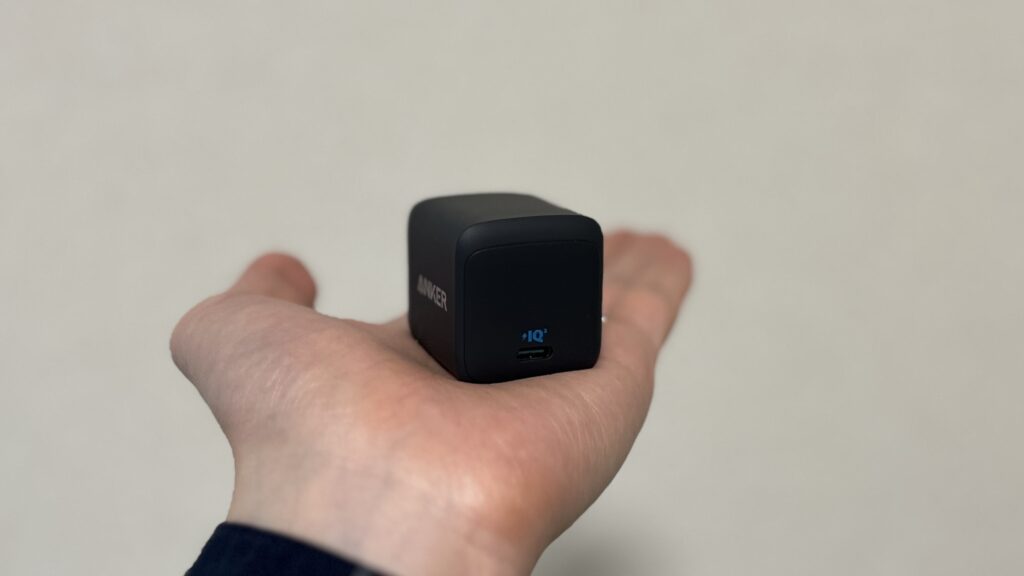 Anker 313 Charger (Ace, 45W)を手のひらに乗せた画像